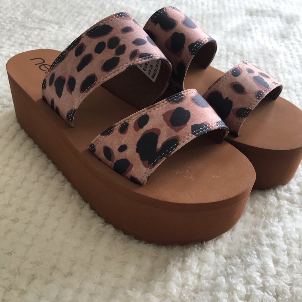 Platform leopard sandals